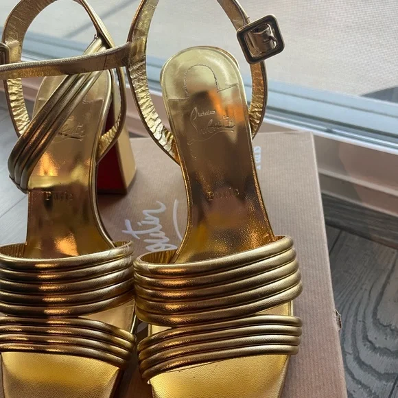 CHRISTIAN LOUBOUTIN
Manola Metallic Sandals size 42 - Picture 13 of 16
